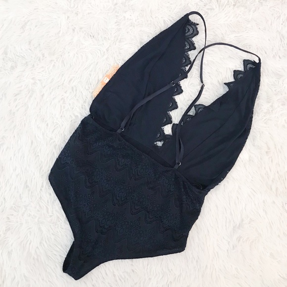 Gianni Bini Lace Low V-Neck Open Back Bodysuit NWT - Picture 3 of 7